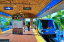 Железнодорожная станция Metromover в Майами, штат Флорида, США